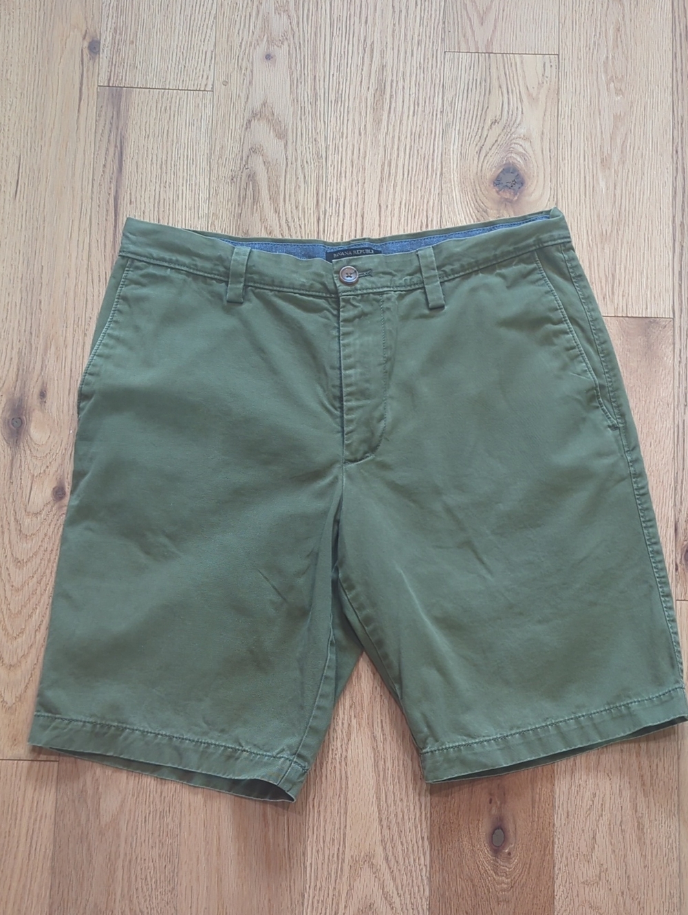 Banana Republic. Olive Green Chino 'Aiden' Shorts. Size 31.
